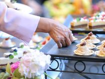 ケーキ屋さんを一軒丸ごと貸切るような【デザートビュッフェ】