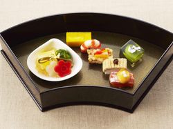 御祝儀肴 数の子 紅白梅 袱紗胡瓜 金箔結び昆布 土佐酢ジュレ
南瓜かすてら 海老旨煮 鰤南蛮漬け 煮穴子小袖寿司
虹鱒昆布〆黄身酢掛け 銀箔若桃ゼリー寄せ