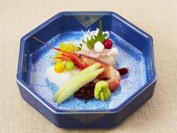 御向附 三種盛
鯛 紋甲烏賊 甘海老 紅白あしらい一式