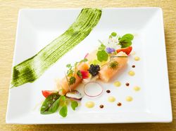 紅ズワイ蟹とサーモンのルーレー
彩り野菜の庭園風