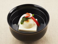 御祝い椀
色紙胡麻豆富 焼目丸餅 紅白結び 鶴菜 清まし仕立て