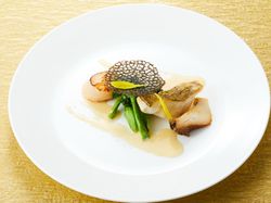 旬魚と鮑 帆立貝のポワレ
西京味噌風味のソース
色紙胡麻豆富 焼目丸餅 紅白結び 鶴菜 清まし仕立て