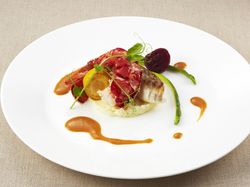 香ばしく焼き上げたオマール海老と鯛ポワレ
アスパラガスと白ポルト酒で仕上げたシナモンの薫るソース