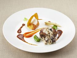 牛フィレ肉とフォアグラのポワレ パンプキンミルフィーユ
芳醇なマデラワインとトリュフの香るソース 木ノ子のア・ラ・クレーム