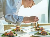 専用厨房へこだわり、ベストタイミングでお料理をご提供。