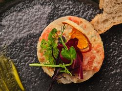 帆立貝柱とサーモンタルタルの黒米サラディエール マルテーズソース