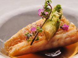 甘鯛の鱗焼き フュメとコンソメのナージュ仕立て