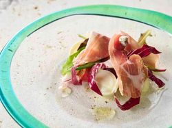 水牛のモッツアレラと島野菜のサラダ 切り立て生ハム添え