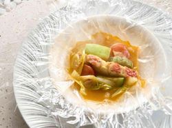 アカマチと島野菜のカルトッチョ(YOMITANブイヤベース)車エビのビスク風味