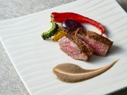 国産黒毛和牛ロース マッシュルームソース トリュフオイル風味