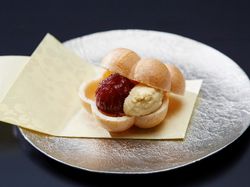 最中に包まれたフォアグラのムースとセミドライフルーツ