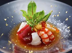 海の幸の贅沢サラダ 和のあしらいと共に