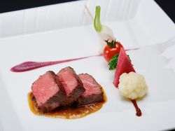 牛ロース肉のロースト 旬野菜のブロシェット 仙台赤味噌ソース