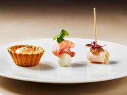 サーモンのタルト
生ハムとモッツァレラチーズ
鶏ムネとドライイチジク