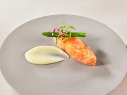 サーモンのミキュイ ジャガイモピュレとハーブの香り