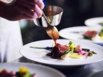 キッチンでは精鋭の料理人が腕を振るう