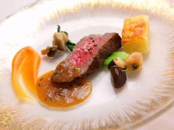 肉料理:特注ドライエイジングビーフのロティ