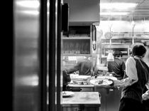 来賓や親族へのおもてなしも安心!サービスのプロフェッショナル達が阿吽の呼吸でおもてなしいたします。