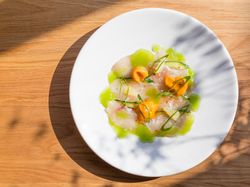 白身魚と胡瓜のマリネ 北海道産のウニを添えて