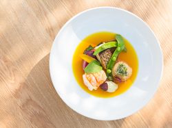 五島列島から直送の鮮魚・帆立貝・オマール海老のブイヤベース カマルグスタイル