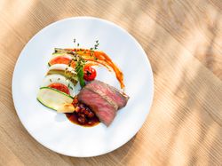 上州牛ロースのグリエ トマトフォンデュと南仏野菜のバイヤルディ添え