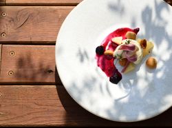 カシスのジュレとマロンを閉じ込めたチーズムース