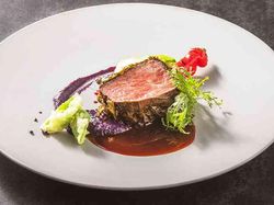 国産牛ロースのロティ おぼろ昆布のベール
濃厚なジュ・ド・ブッフソースと奈良漬けの和合