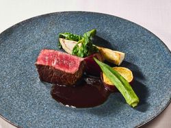 もとぶ牛のロースト 赤ワインと茸類のソース 炭火の香りを纏って