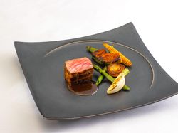 和牛もも肉のロティ トリュフソースに泡盛の余韻を加えて
島野菜をそれぞれの調理法で