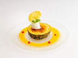 本日のデザート(例:パイナップルのクレームブリュレ ココナッツのジェラート)