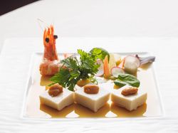 雲丹とカリフラワーのなめらかなブルーテ
天使の海老のシトラスマリネと緑のブーケを添えて