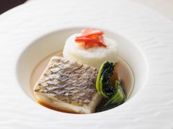 ~近海で獲れた旬の白身魚の蒸し煮~
ズワイガニのかぶら蒸しを添えて
魚介のコンソメスープを注いで