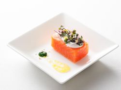 しっとりと仕上げた信州サーモンとレモンのピュレ