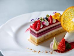 赤い虹に見立てた4種のベリーのムースケーキ 信州八ヶ岳高原のヨーグルト アイスクリームを添えて