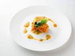 ズワイ蟹と野菜のヴェールをまとった真鯛のポワレ 幸せの黄色いサフランソース