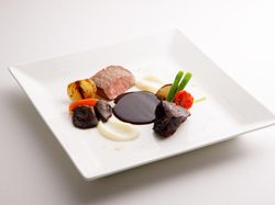 国産牛フィレ肉のステーキと牛肉の赤ワイン煮込み
長野県産わさびのピュレと味噌パウダー