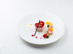 ハートのムース フランボワーズとフルーツを添えて
