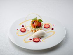 サバラン ピスタチオムースソース
小布施牧場のミルクアイスを添えて