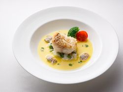 甘鯛のクルスティアン
サフラン香るあさりのジュレと春菊のリゾット