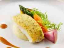 魚介のムースを纏ったヒラメのポワレ ノイリー酒のソース