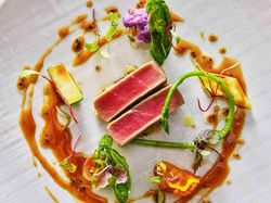 炙り黒マグロ 有機野菜のサラダ添え