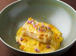 甘鯛の鱗焼き 唐墨と花穂紫蘇 サフラン香るヴァンブランソース