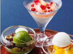 季節のチョイスデザート
白桃ヴェリーヌ / ホワイトチーズケーキ / 抹茶クレマ
生チョコレート二種 / ピスタチオのタルト / レモンマカロン / 黄色いフルーツのマリネ