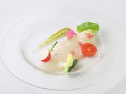 鮮魚のマリネ バジリコとグリーンオリーブのクーリと共に