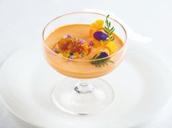 ウニのムースとコンソメジュレ