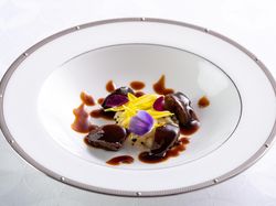 赤ワインで煮込んだ鮑とトリュフ風味根セロリのピュレ 花を散らして