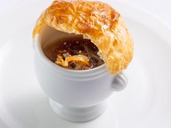 トリュフ風味ビーフと野菜のスープのパイ包み焼き