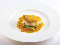 サクサクに鱗を焼き上げた赤甘鯛 ブロッコリーのエクラゼ タイム風味ソース