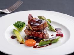 黒毛和牛フィレのロッシーニ風 彩り野菜を添えて