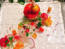 ハイビスカスのヴェールに包まれたズワイガニとタルイカ~柿のピュレとグリーンマスタード~